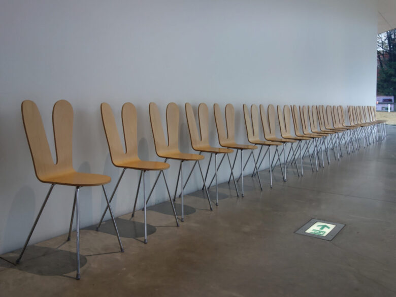 金沢21世紀美術館の木目の椅子