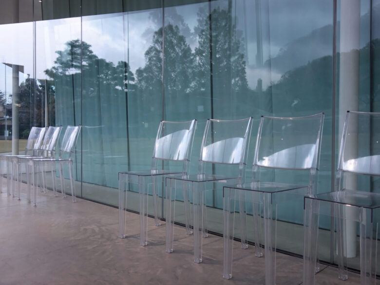 金沢21世紀美術館の透明な椅子