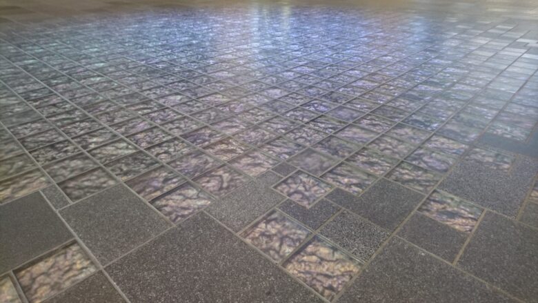 富山駅の輝く床
