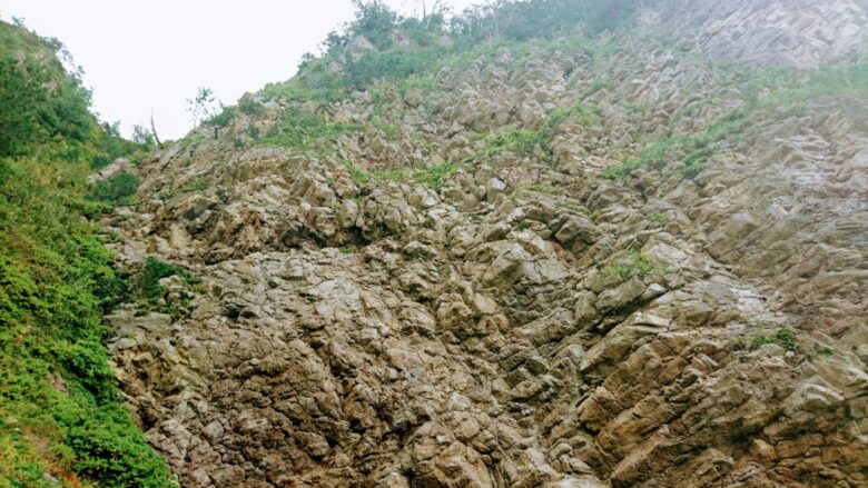 輪島の穴道の崖