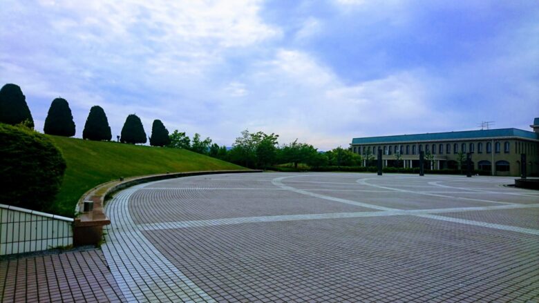 坂井市立春江図書館の広場
