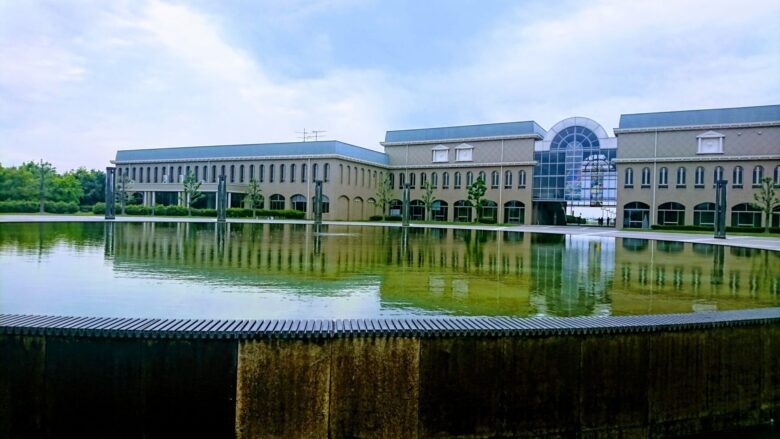 坂井市立春江図書館の噴水