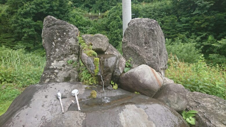 堂埜森神社の山水