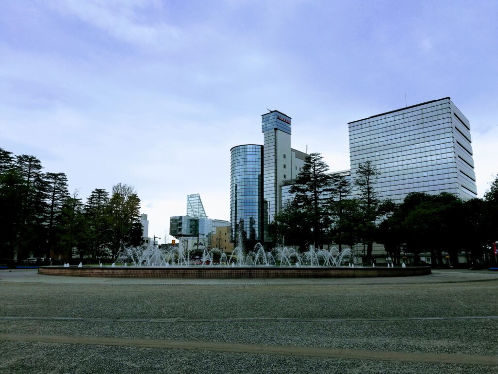 富山県庁前公園の噴水