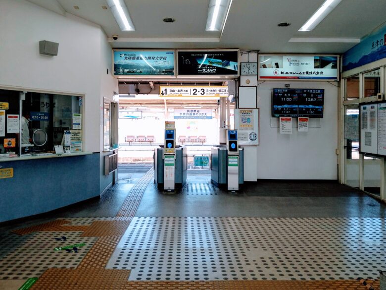 魚津駅の改札口