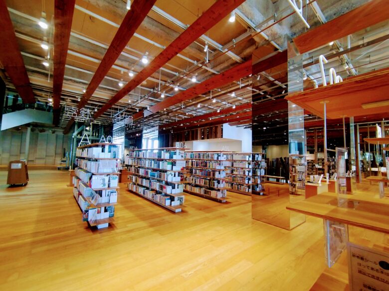 富山市ガラス美術館の図書館