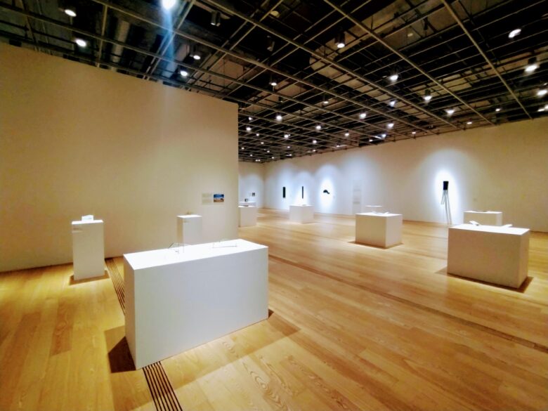 富山市ガラス美術館の展示