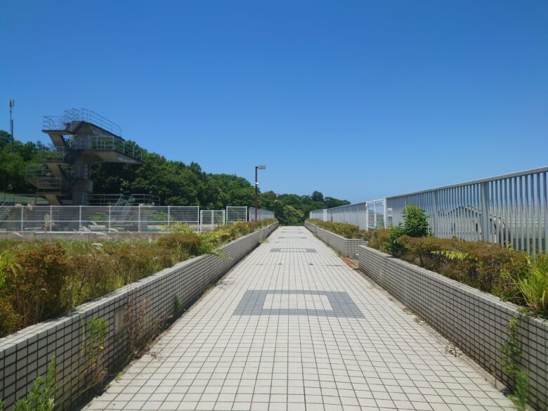 加賀市中央公園のプールの通路