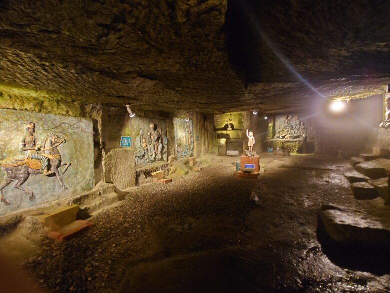 ハニベ巌窟院の洞窟