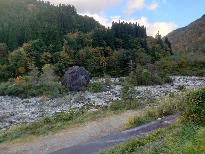 百万貫の岩（駐車場）の岩