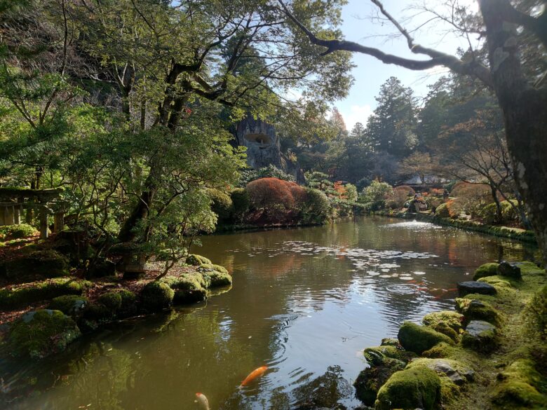 那谷寺の池