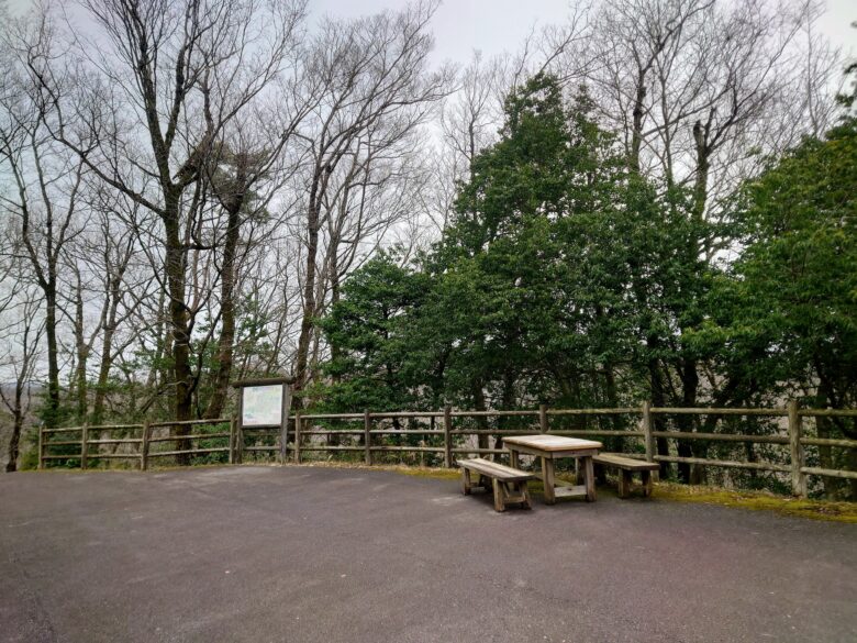 石川県森林公園 南口運動広場のベンチ