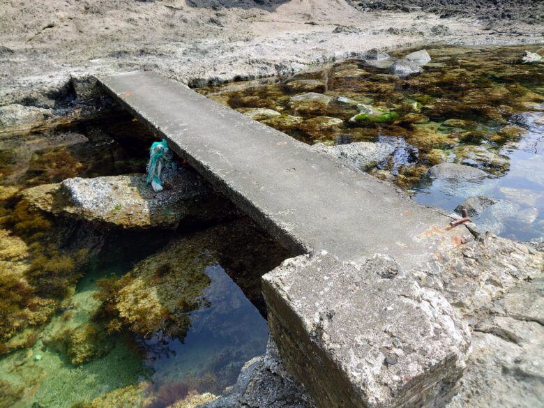 巌門の海辺の小さな橋