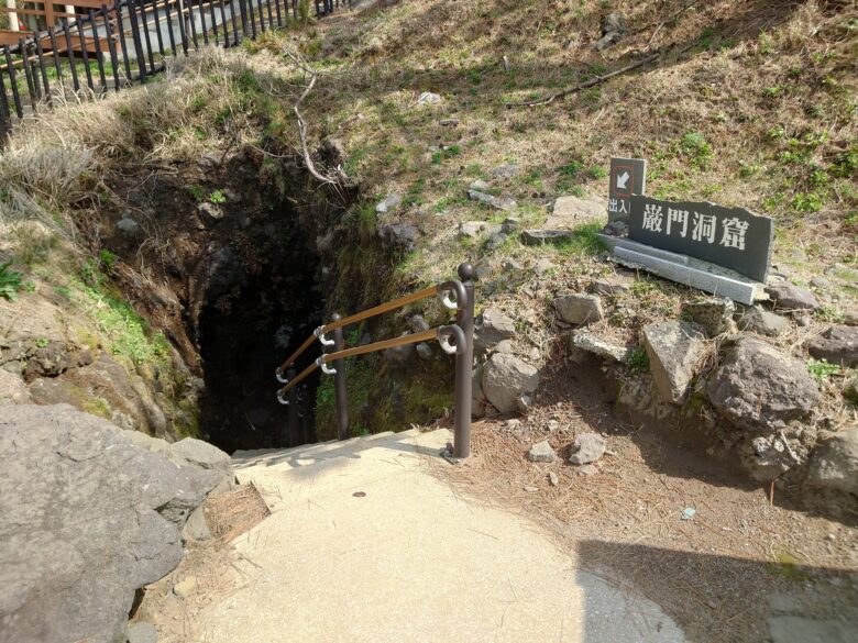 巌門の洞窟