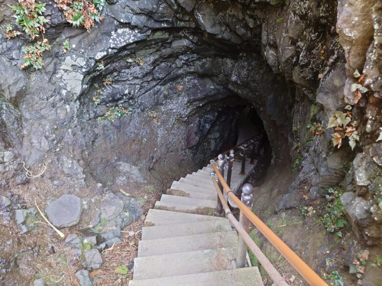 巌門の洞窟