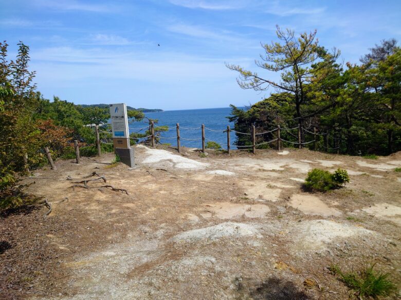 遠島山公園からのリアス式海岸と立山連峰の眺め