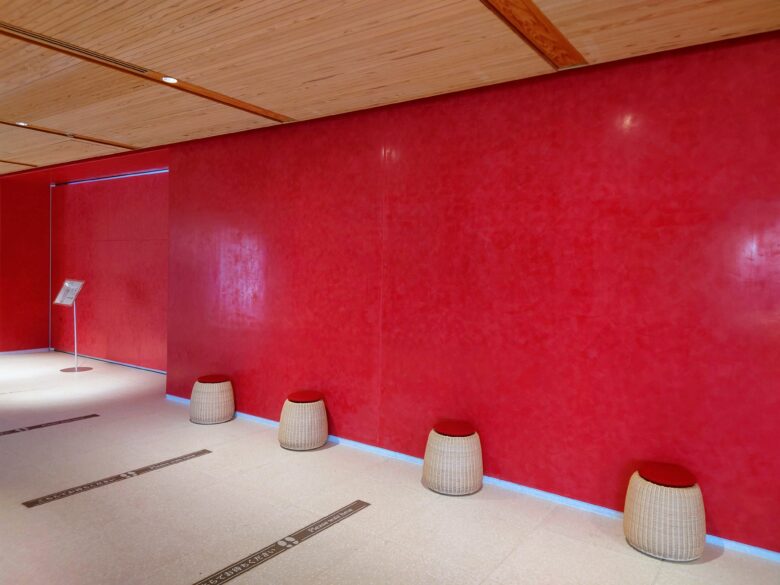 富山県美術館の館内の真っ赤な壁