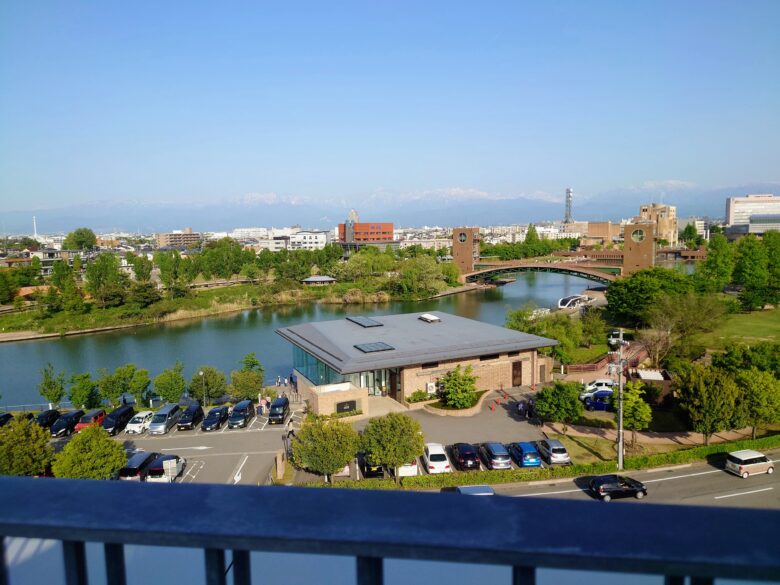 富山県美術館の屋上の遊び場からの眺め