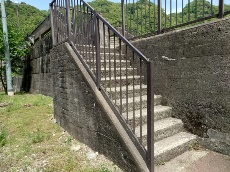 神二ダムの上へ行く階段
