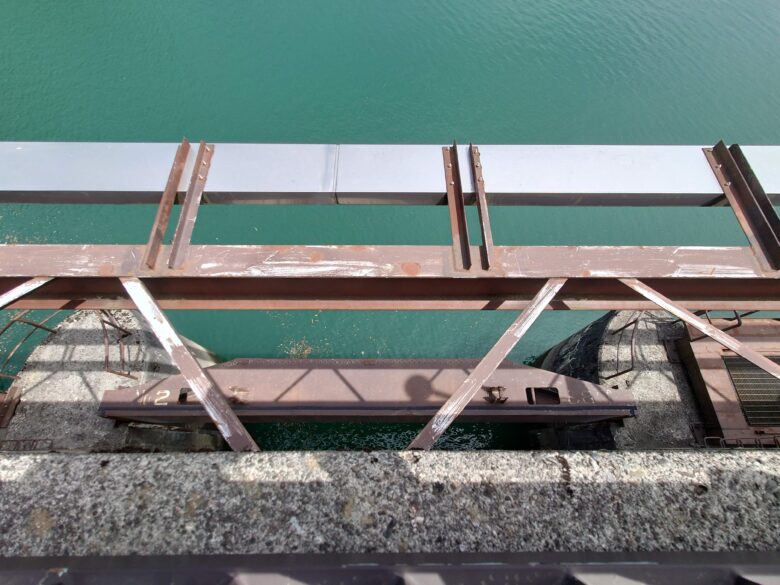 神二ダムの上から見下ろした風景