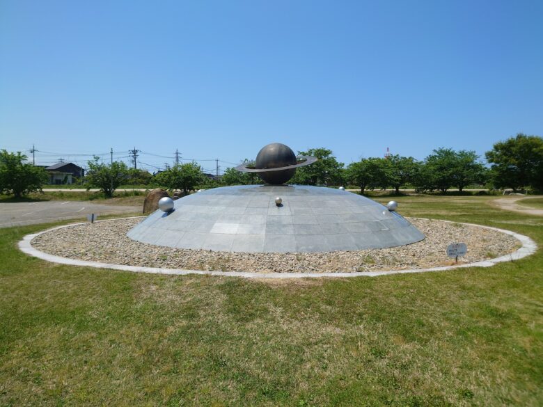 宇宙科学博物館 コスモアイル羽咋の広場のオブジェ