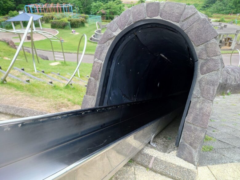 桜ケ池公園遊具広場のトンネル滑り台の進入口