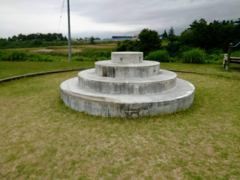 桜ケ池公園遊具広場の円型のベンチ