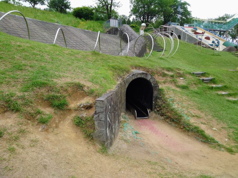 桜ケ池公園遊具広場のトンネル滑り台