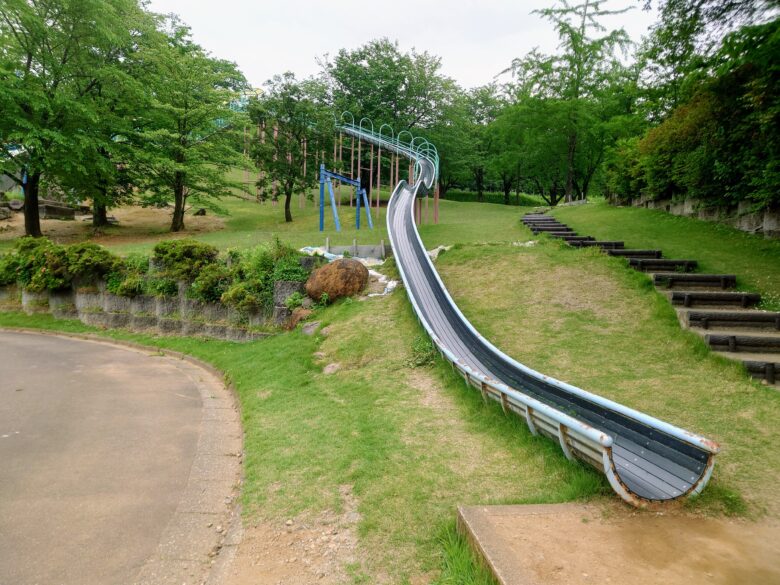 桜ケ池公園遊具広場の長い滑り台