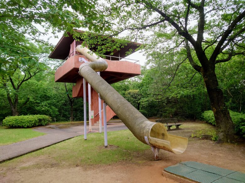 桜ケ池公園遊具広場のチューブスライダー