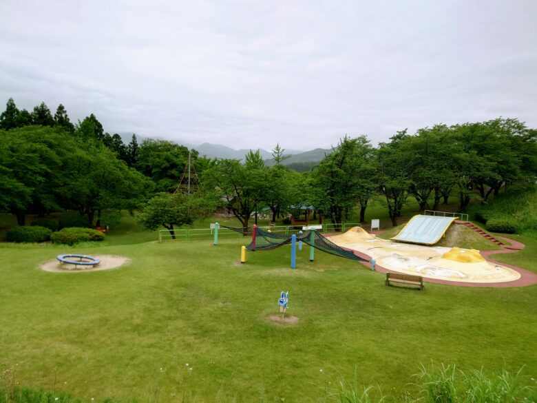 桜ケ池公園遊具広場の風景