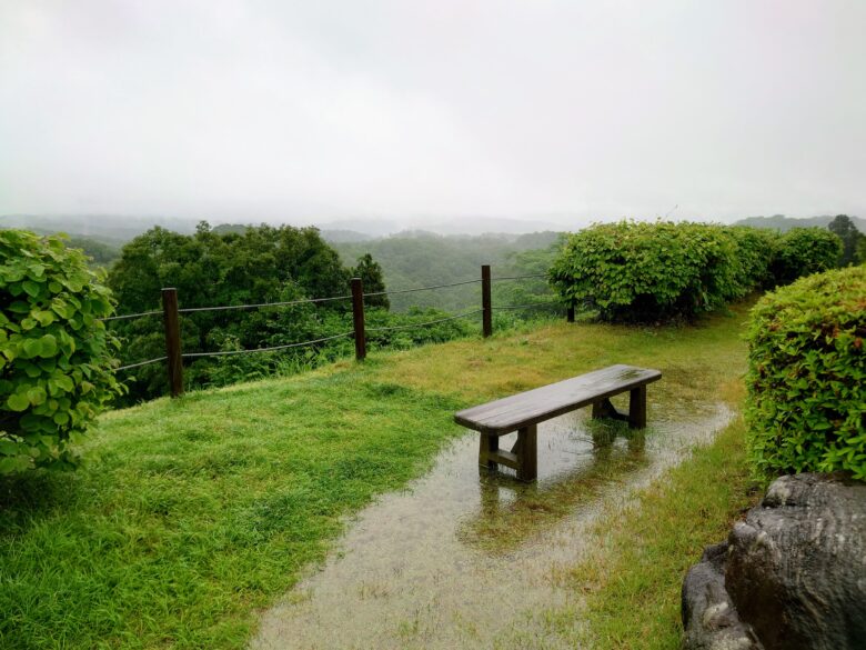 石川県森林公園 見晴台のそばのベンチ
