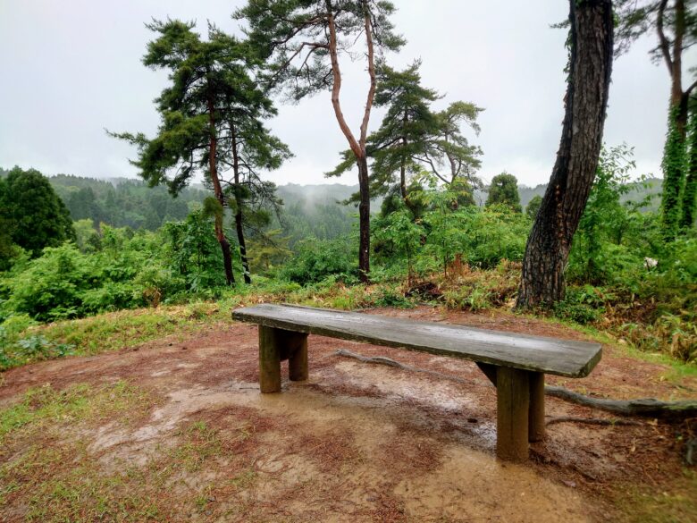 石川県森林公園 見晴台から向こう側のベンチ