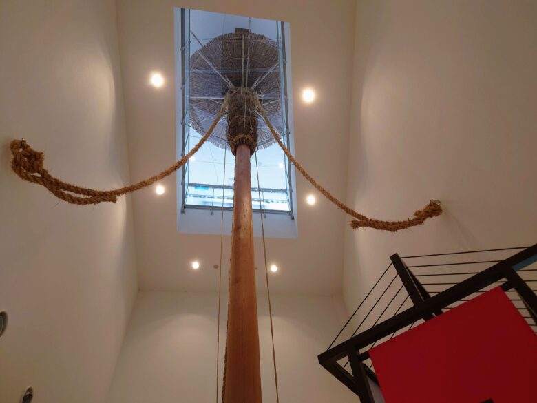 輪島キリコ会館の天井に伸びる松明
