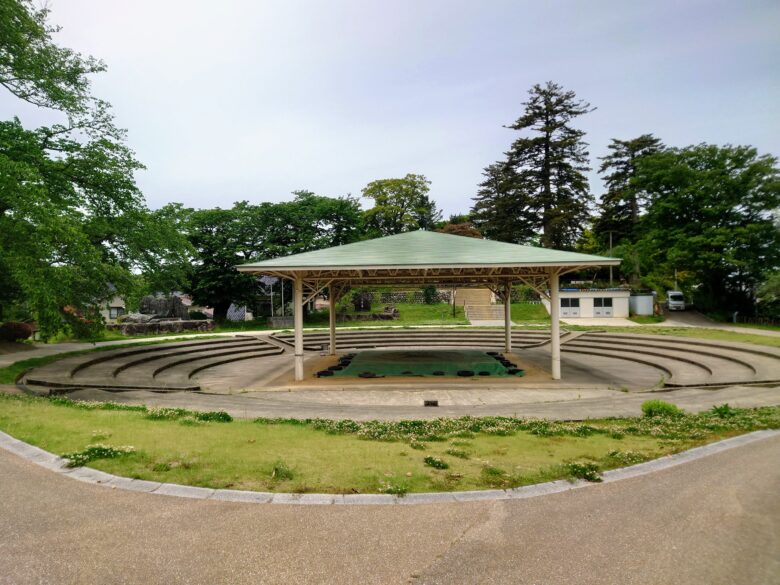 小丸山城址公園の愛宕山相撲場