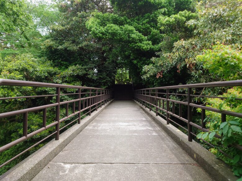 小丸山城址公園の三更橋