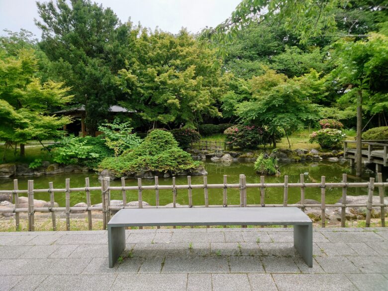 小丸山城址公園の本丸にあるベンチ