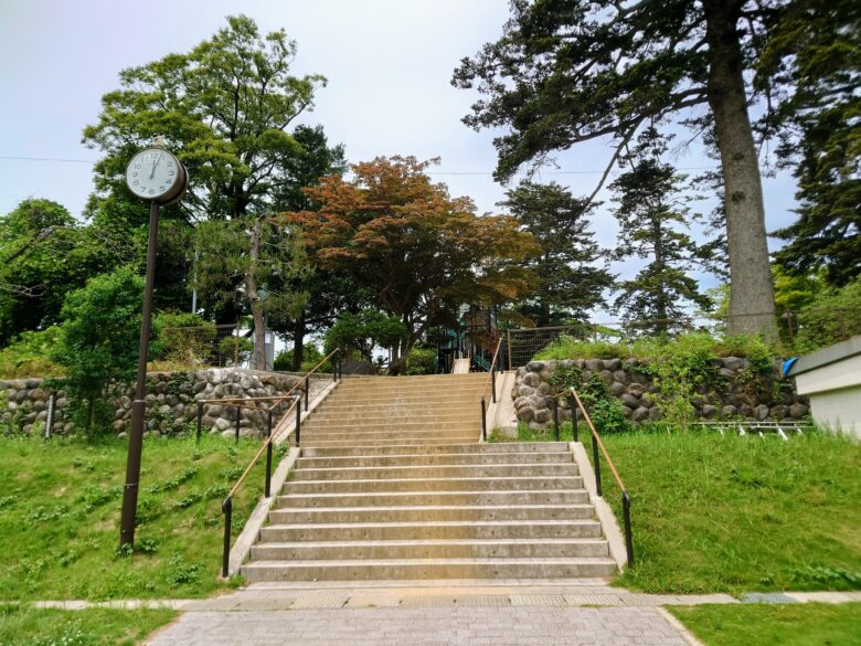 小丸山城址公園の遊具広場の階段