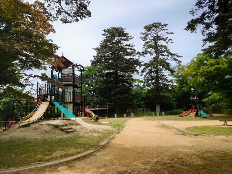 小丸山城址公園の遊具広場