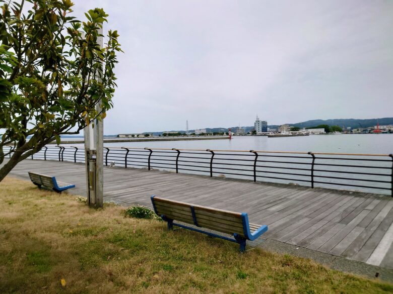 七尾マリンパーク（七尾港公園）の海辺のベンチ