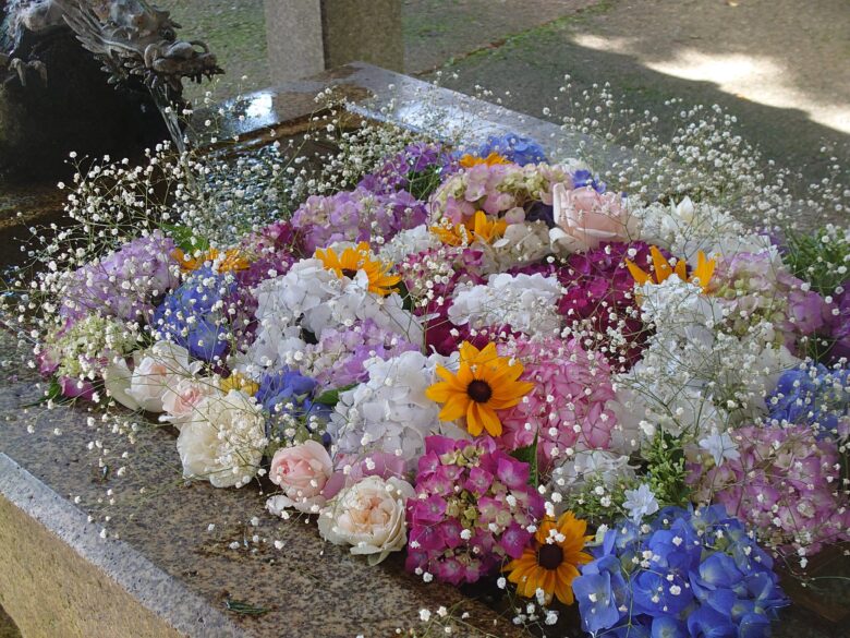 倶利迦羅不動寺 山頂本堂の花いっぱいの手水舎