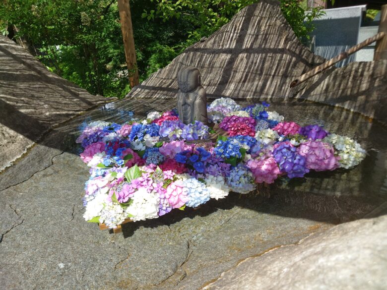倶利迦羅不動寺 西之坊鳳凰殿の紫陽花に囲まれたお地蔵様の飾りつけ