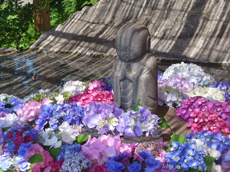 倶利迦羅不動寺 西之坊鳳凰殿の紫陽花に囲まれたお地蔵様の飾りつけ