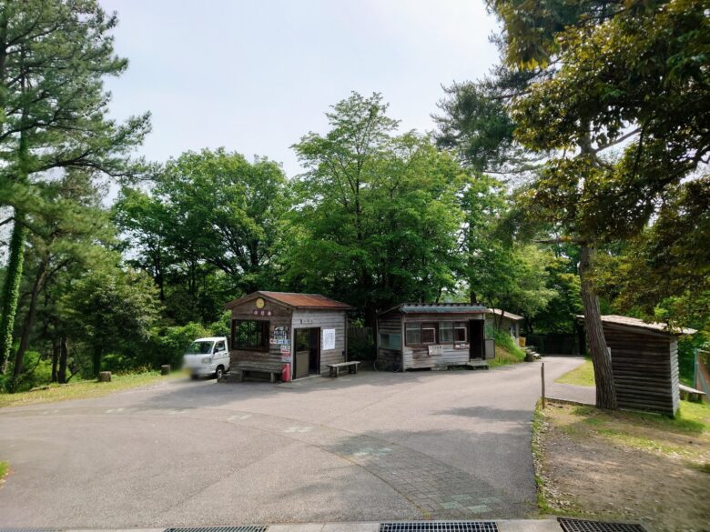 石川県森林動物園のうさぎ舎と休憩舎