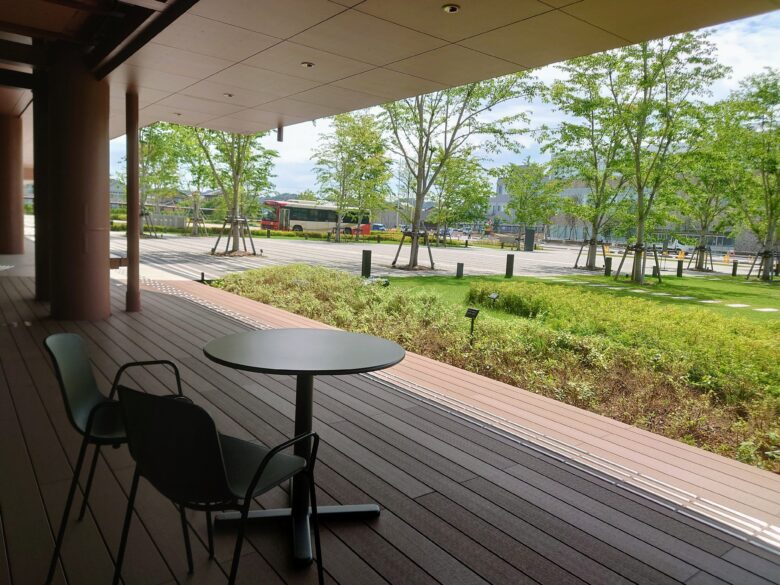 石川県立図書館のカフェのテラス