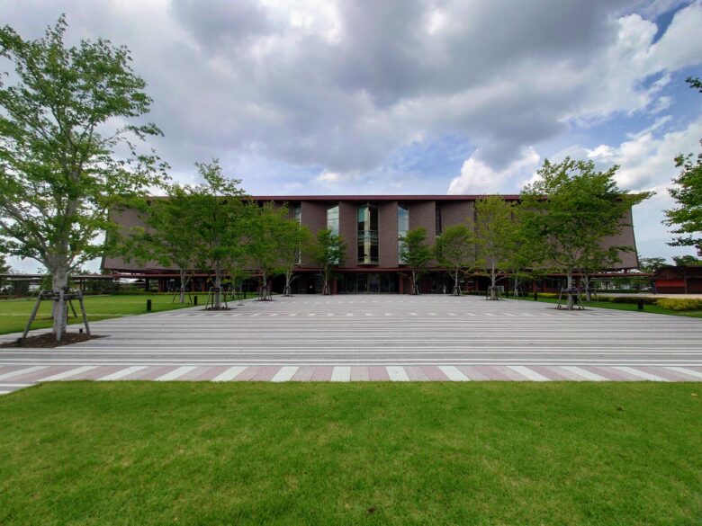 石川県立図書館の南口の建物デザイン
