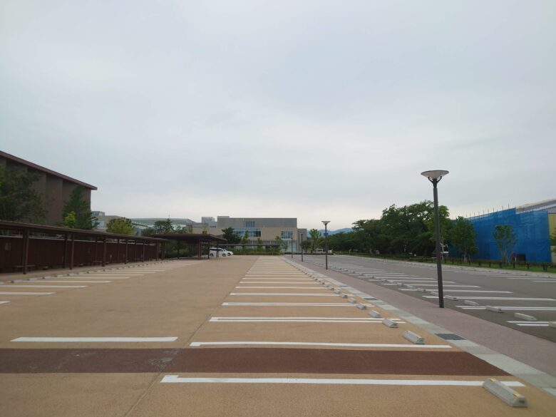 石川県立図書館の西駐車場