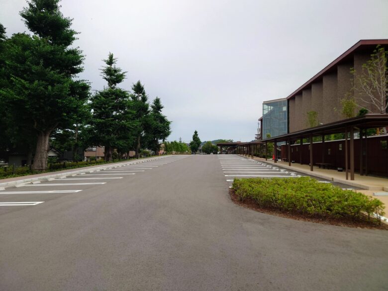石川県立図書館の北口の駐車場