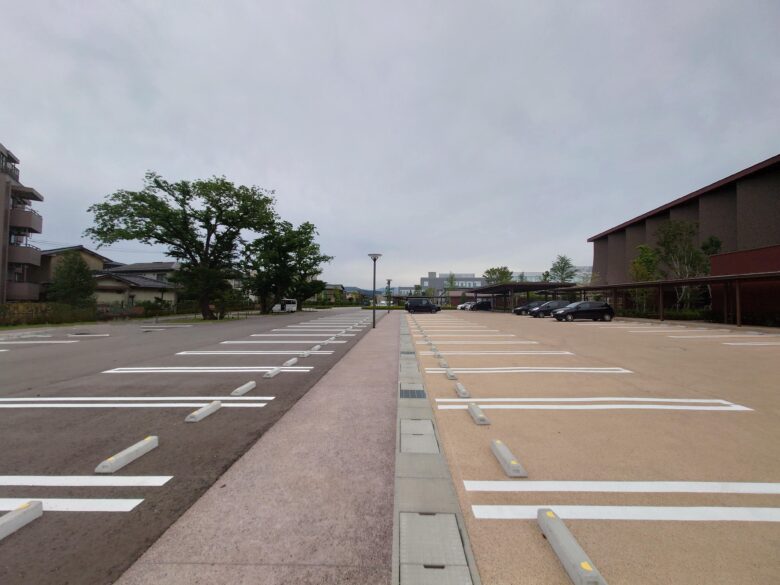 石川県立図書館の東駐車場