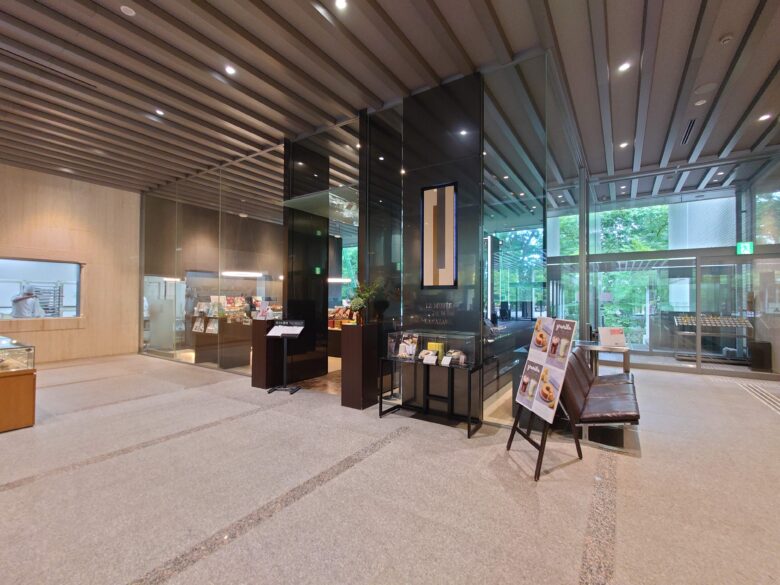石川県立美術館の１階のカフェ